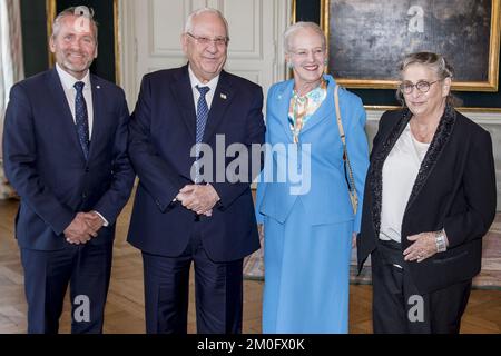 Ihre Majestät Königin Margrethe trifft den Präsidenten Israels, Reuven Rivlin, im Schloss Amalienborg in Kopenhagen. Rivlin ist zu einem offiziellen Besuch anlässlich des 75.. Jahrestags der dänischen Rettung der jüdischen Bevölkerung während des Zweiten Weltkriegs Viele Dänen haben ihr Leben riskiert, um ihren Mitbürgern zu helfen, aus dem besetzten Dänemark in ein sichereres Schweden zu fliehen. Stockfoto