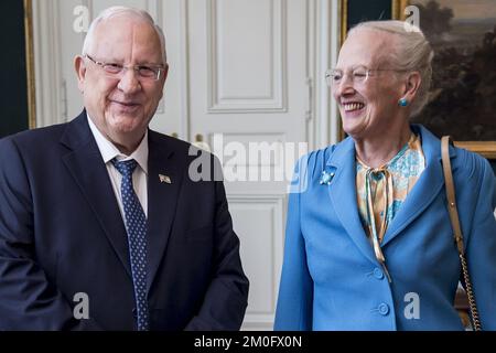 Ihre Majestät Königin Margrethe trifft den Präsidenten Israels, Reuven Rivlin, im Schloss Amalienborg in Kopenhagen. Rivlin ist zu einem offiziellen Besuch anlässlich des 75.. Jahrestags der dänischen Rettung der jüdischen Bevölkerung während des Zweiten Weltkriegs Viele Dänen haben ihr Leben riskiert, um ihren Mitbürgern zu helfen, aus dem besetzten Dänemark in ein sichereres Schweden zu fliehen. Stockfoto