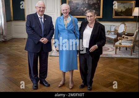 Ihre Majestät Königin Margrethe trifft den Präsidenten Israels, Reuven Rivlin, im Schloss Amalienborg in Kopenhagen. Rivlin ist zu einem offiziellen Besuch anlässlich des 75.. Jahrestags der dänischen Rettung der jüdischen Bevölkerung während des Zweiten Weltkriegs Viele Dänen haben ihr Leben riskiert, um ihren Mitbürgern zu helfen, aus dem besetzten Dänemark in ein sichereres Schweden zu fliehen. Stockfoto