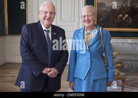 Ihre Majestät Königin Margrethe trifft den Präsidenten Israels, Reuven Rivlin, im Schloss Amalienborg in Kopenhagen. Rivlin ist zu einem offiziellen Besuch anlässlich des 75.. Jahrestags der dänischen Rettung der jüdischen Bevölkerung während des Zweiten Weltkriegs Viele Dänen haben ihr Leben riskiert, um ihren Mitbürgern zu helfen, aus dem besetzten Dänemark in ein sichereres Schweden zu fliehen. Stockfoto