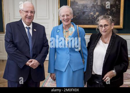 Ihre Majestät Königin Margrethe trifft den Präsidenten Israels, Reuven Rivlin, im Schloss Amalienborg in Kopenhagen. Rivlin ist zu einem offiziellen Besuch anlässlich des 75.. Jahrestags der dänischen Rettung der jüdischen Bevölkerung während des Zweiten Weltkriegs Viele Dänen haben ihr Leben riskiert, um ihren Mitbürgern zu helfen, aus dem besetzten Dänemark in ein sichereres Schweden zu fliehen. Stockfoto