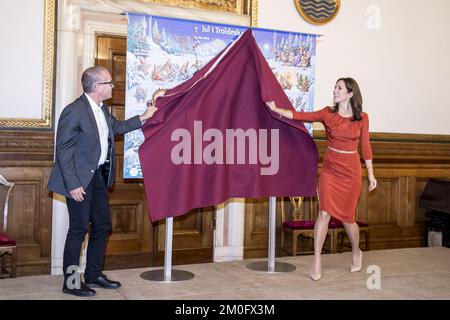 Am 29. 2018. Oktober enthüllte die Kronprinzessin Mary das diesjährige Weihnachtssiegel im Kopenhagener Rathaus. Das Siegel wurde vom Walhalla-Künstler Peter Madsen entworfen, und der Erlös aus dem Verkauf geht an die Christmas Seal Foundation. Die Flution betreibt Heime für Kinder, die mit Gewichtsproblemen, Mobbing und geringem Selbstwertgefühl kämpfen. HRH, die Kronprinzessin, ist Beschützer der Stiftung. Stockfoto