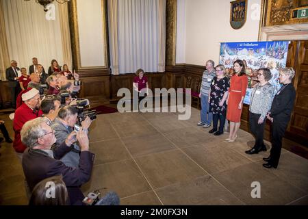 Am 29. 2018. Oktober enthüllte die Kronprinzessin Mary das diesjährige Weihnachtssiegel im Kopenhagener Rathaus. Das Siegel wurde vom Walhalla-Künstler Peter Madsen entworfen, und der Erlös aus dem Verkauf geht an die Christmas Seal Foundation. Die Flution betreibt Heime für Kinder, die mit Gewichtsproblemen, Mobbing und geringem Selbstwertgefühl kämpfen. HRH, die Kronprinzessin, ist Beschützer der Stiftung. Stockfoto