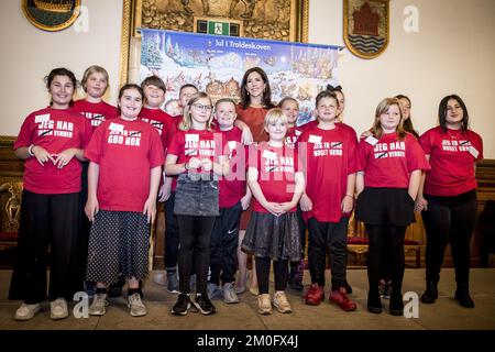 Am 29. 2018. Oktober enthüllte die Kronprinzessin Mary das diesjährige Weihnachtssiegel im Kopenhagener Rathaus. Das Siegel wurde vom Walhalla-Künstler Peter Madsen entworfen, und der Erlös aus dem Verkauf geht an die Christmas Seal Foundation. Die Flution betreibt Heime für Kinder, die mit Gewichtsproblemen, Mobbing und geringem Selbstwertgefühl kämpfen. HRH, die Kronprinzessin, ist Beschützer der Stiftung. Stockfoto