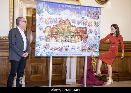 Am 29. 2018. Oktober enthüllte die Kronprinzessin Mary das diesjährige Weihnachtssiegel im Kopenhagener Rathaus. Das Siegel wurde vom Walhalla-Künstler Peter Madsen entworfen, und der Erlös aus dem Verkauf geht an die Christmas Seal Foundation. Die Flution betreibt Heime für Kinder, die mit Gewichtsproblemen, Mobbing und geringem Selbstwertgefühl kämpfen. HRH, die Kronprinzessin, ist Beschützer der Stiftung. Stockfoto