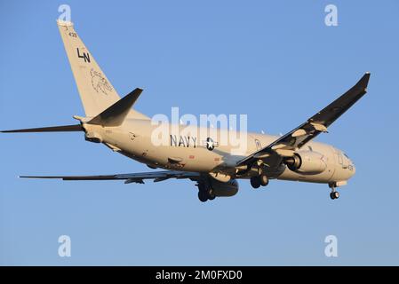 Präfektur Kanagawa, Japan - 28. März 2015: US Navy Boeing P-8A Poseidon Multimission Maritime Aircraft von VP-45 Pelicans. Stockfoto