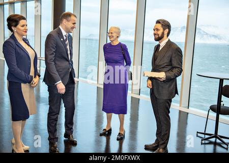 Ihre Majestät Königin Margrethe kam nach Island, um den 100.. Jahrestag der Unabhängigkeit des Landes von Dänemark zu feiern. Der erste Punkt des Besuchs war ein Mittagessen und eine Führung durch das Harpa-Konzert und das Opernhaus mit dem isländischen Präsidenten Gudni th. Johannesson und der dänische Premierminister Lars Lokke Rasmussen. Stockfoto