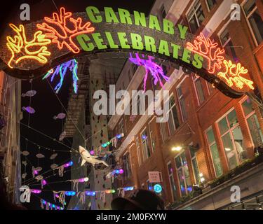 Londons Carnaby 2022 Weihnachtslichter Medley der Themen, Unterwasserwelt, riesiger Schneemann, Weltraum, Rotkehlchen Rolling Stones, Klimanotfall Stockfoto