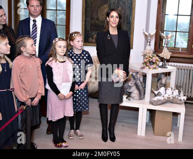 Am 6. 2018. Dezember besuchte Prinzessin Marie die Weihnachtsausstellung im Voergaard Castle in Nordjütland. Das Schloss beherbergt eine der größten französischen Kunstsammlungen außerhalb Frankreichs. Die Sitzräume des Schlosses sind vom königlichen Hofwart Bjarne als vom Beringhaus der Blumen dekoriert. Stockfoto