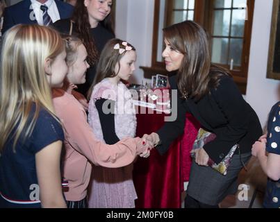 Am 6. 2018. Dezember besuchte Prinzessin Marie die Weihnachtsausstellung im Voergaard Castle in Nordjütland. Das Schloss beherbergt eine der größten französischen Kunstsammlungen außerhalb Frankreichs. Die Sitzräume des Schlosses sind vom königlichen Hofwart Bjarne als vom Beringhaus der Blumen dekoriert. Stockfoto