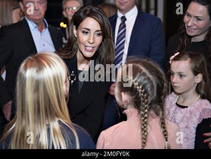 Am 6. 2018. Dezember besuchte Prinzessin Marie die Weihnachtsausstellung im Voergaard Castle in Nordjütland. Das Schloss beherbergt eine der größten französischen Kunstsammlungen außerhalb Frankreichs. Die Sitzräume des Schlosses sind vom königlichen Hofwart Bjarne als vom Beringhaus der Blumen dekoriert. Stockfoto