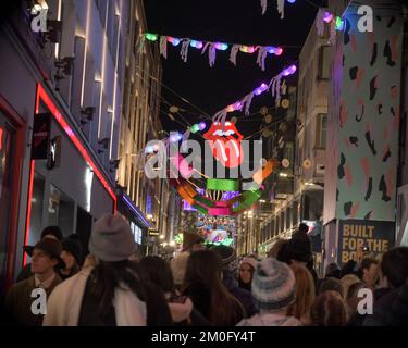 Londons Carnaby 2022 Weihnachtslichter Medley der Themen, Unterwasserwelt, riesiger Schneemann, Weltraum, Rotkehlchen Rolling Stones, Klimanotfall Stockfoto