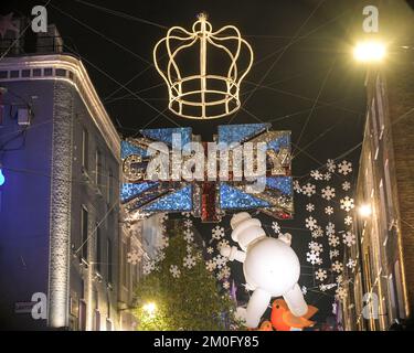 Londons Carnaby 2022 Weihnachtslichter Medley der Themen, Unterwasserwelt, riesiger Schneemann, Weltraum, Rotkehlchen Rolling Stones, Klimanotfall Stockfoto