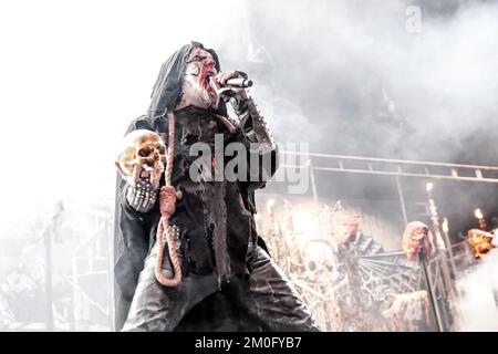 Die norwegische Black Metal Band Mayhem (oft „True Mayhem“ genannt) spielt ein Konzert in Pumpehuset in Kopenhagen. Die Sängerin Attila Csihar der Band auf der Bühne Stockfoto