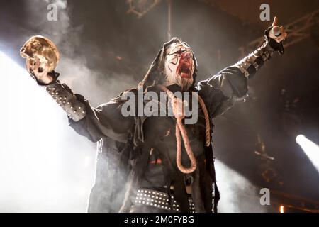 Die norwegische Black Metal Band Mayhem (oft „True Mayhem“ genannt) spielt ein Konzert in Pumpehuset in Kopenhagen. Die Sängerin Attila Csihar der Band auf der Bühne Stockfoto