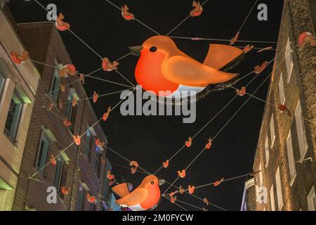 Londons Carnaby 2022 Weihnachtslichter Medley der Themen, Unterwasserwelt, riesiger Schneemann, Weltraum, Rotkehlchen Rolling Stones, Klimanotfall Stockfoto