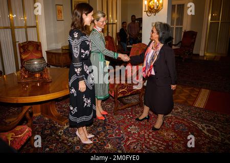 Am 27. 2019. März reiste die Kronprinzessin Mary und Entwicklungsministerin Ulla Tørnes zu einem zweitägigen Besuch nach Äthiopien, um die Gleichstellung und die Gleichstellung der Geschlechter im Land zu fördern. Den zweiten Tag verbringen sie in der nördlichen Stadt Shire. Hier wurden sie von traditionellen Tänzern begrüßt, besuchten ein Flüchtlingslager und eine Schule, wo sie mit den Schülern Bäume pflanzten. Zum Abschluss des Besuchs hatten sie ein Abendessen mit der ersten Präsidentin Sahle-Work Zewde. Stockfoto