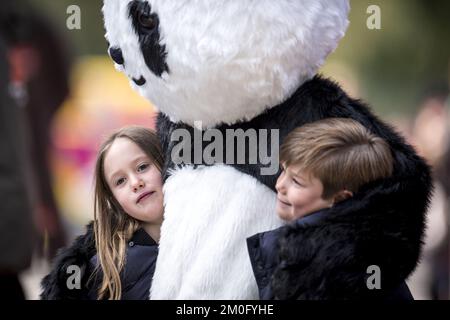 Am 11. 2019. April nahm HRH Kronprinzessin Mary an der ersten öffentlichen Vorstellung der neuen Pandas des Kopenhagener Zoos mit ihren jüngsten Kindern, Prinzessin Josephine und Prinz Vincent, Teil. Sie wurde in ihrer neuen Funktion als Beschützerin des Zoos eingeladen, den sie vom verstorbenen Prinzen Henrik übernommen hat. Stockfoto