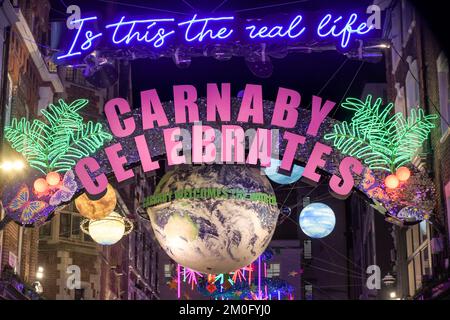 Das Londoner Weihnachtslicht Carnaby 2022, das Themenmagazin Unterwasser-Meereslandschaft, ist das wahre Carnaby, das mit der Welt und den Planeten feiert Stockfoto