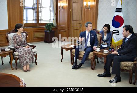 Am 20. 2019. Mai am 20. 2019. Mai reiste das Kronprinzpaar nach Südkorea zu einem Besuch, um die diplomatischen und geschäftlichen Beziehungen zwischen den beiden Ländern zu stärken. Sie trafen sich mit Premierminister Lee Nak-yon im Regierungsgebäude in Seoul. Stockfoto