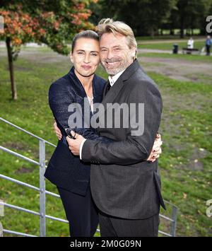 Die Vorsitzende Mette Frederiksen wird hier mit ihrem Freund Bo Tengberg am Samstag, den 22. September 2018, auf dem Sozialdemokraten-Kongress im Aalborg Congress and Cultural Center gesehen. Mette Frederiksen sagte auf der Kanzel, dass er ausgeraubt hatte, und sie sagte Ja. (Foto: Henning Bagger / Ritzau Scanpix) Stockfoto