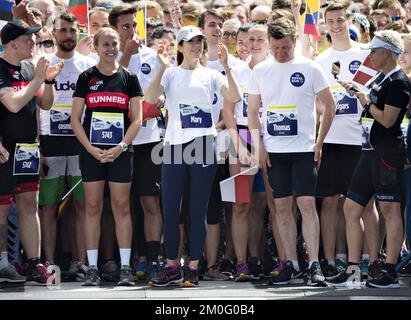 Am 10. 2019. Juni fand die zweite Ausgabe des Royal Run in Kopenhagen, Aalborg, Aarhus und Bornholm statt. Der Lauf begann im Rahmen der Feier des 50.. Geburtstages von S.RH Kronprinz Frederik im Jahr 2018, aber die enorme Beliebtheit löste die Idee für ein jährliches Ereignis aus. Leider konnte der Kronprinz selbst nicht so viel mitmachen wie geplant, da er aufgrund einer durchgeknallten Scheibe nur eine Meile in Aarhus laufen und der 10K in Kopenhagen auf dem Fahrrad folgen konnte. Seine Frau HRH Crown Princess Mary lief jedoch 5K km in etwas mehr als 25 Minuten in Aalborg und danach auch eine Meile mit Chris Stockfoto