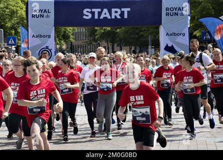 Am 10. 2019. Juni fand die zweite Ausgabe des Royal Run in Kopenhagen, Aalborg, Aarhus und Bornholm statt. Der Lauf begann im Rahmen der Feier des 50.. Geburtstages von S.RH Kronprinz Frederik im Jahr 2018, aber die enorme Beliebtheit löste die Idee für ein jährliches Ereignis aus. Leider konnte der Kronprinz selbst nicht so viel mitmachen wie geplant, da er aufgrund einer durchgeknallten Scheibe nur eine Meile in Aarhus laufen und der 10K in Kopenhagen auf dem Fahrrad folgen konnte. Seine Frau HRH Crown Princess Mary lief jedoch 5K km in etwas mehr als 25 Minuten in Aalborg und danach auch eine Meile mit Chris Stockfoto