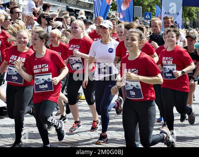 Am 10. 2019. Juni fand die zweite Ausgabe des Royal Run in Kopenhagen, Aalborg, Aarhus und Bornholm statt. Der Lauf begann im Rahmen der Feier des 50.. Geburtstages von S.RH Kronprinz Frederik im Jahr 2018, aber die enorme Beliebtheit löste die Idee für ein jährliches Ereignis aus. Leider konnte der Kronprinz selbst nicht so viel mitmachen wie geplant, da er aufgrund einer durchgeknallten Scheibe nur eine Meile in Aarhus laufen und der 10K in Kopenhagen auf dem Fahrrad folgen konnte. Seine Frau HRH Crown Princess Mary lief jedoch 5K km in etwas mehr als 25 Minuten in Aalborg und danach auch eine Meile mit Chris Stockfoto