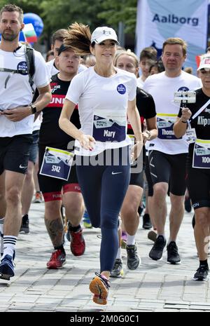 Am 10. 2019. Juni fand die zweite Ausgabe des Royal Run in Kopenhagen, Aalborg, Aarhus und Bornholm statt. Der Lauf begann im Rahmen der Feier des 50.. Geburtstages von S.RH Kronprinz Frederik im Jahr 2018, aber die enorme Beliebtheit löste die Idee für ein jährliches Ereignis aus. Leider konnte der Kronprinz selbst nicht so viel mitmachen wie geplant, da er aufgrund einer durchgeknallten Scheibe nur eine Meile in Aarhus laufen und der 10K in Kopenhagen auf dem Fahrrad folgen konnte. Seine Frau HRH Crown Princess Mary lief jedoch 5K km in etwas mehr als 25 Minuten in Aalborg und danach auch eine Meile mit Chris Stockfoto