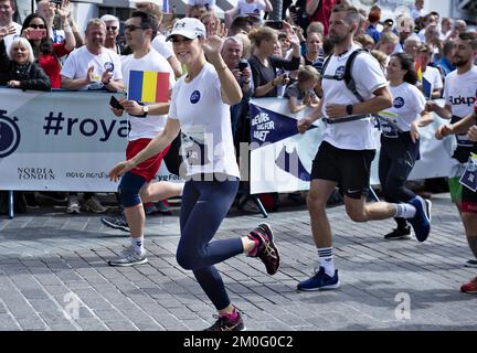 Am 10. 2019. Juni fand die zweite Ausgabe des Royal Run in Kopenhagen, Aalborg, Aarhus und Bornholm statt. Der Lauf begann im Rahmen der Feier des 50.. Geburtstages von S.RH Kronprinz Frederik im Jahr 2018, aber die enorme Beliebtheit löste die Idee für ein jährliches Ereignis aus. Leider konnte der Kronprinz selbst nicht so viel mitmachen wie geplant, da er aufgrund einer durchgeknallten Scheibe nur eine Meile in Aarhus laufen und der 10K in Kopenhagen auf dem Fahrrad folgen konnte. Seine Frau HRH Crown Princess Mary lief jedoch 5K km in etwas mehr als 25 Minuten in Aalborg und danach auch eine Meile mit Chris Stockfoto