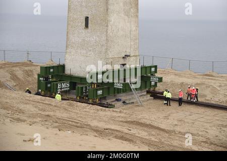 Der Leuchtturm Rubjerg Knude wird verlegt. Ein 120 Jahre alter Leuchtturm wurde auf Rädern und Schienen platziert, um zu versuchen, ihn etwa 80 Meter von der Nordsee zu entfernen. Das Meer hat die Küste erodiert, und der Leuchtturm ist derzeit etwa 6 Meter von der Küste entfernt Stockfoto