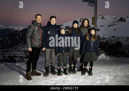 Fotos der Familie Kronprinz der Schultag der Kinder beginnt an der Lemania-Verbier International School in Verbier, Schweiz. Die Kinder des Kronprinzen-Paares Königliche Hoheiten Prinz Christian, Prinzessin Isabella, Prinz Vincent und Prinzessin Josephine beginnen am Montag, den 6. Januar 2020, ein 12-wöchiges Schulprogramm an der Lemania-Verbier International School in der Schweiz. Hinweis: Die Verteilung über Newswire erfolgt nur in Dänemark. Der internationale Vertrieb erfolgt auf provisionsbasis. Stockfoto