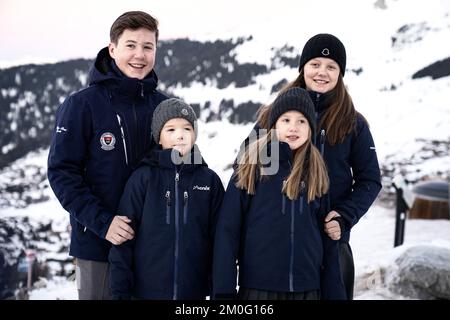 Fotos der Familie Kronprinz der Schultag der Kinder beginnt an der Lemania-Verbier International School in Verbier, Schweiz. Die Kinder des Kronprinzen-Paares Königliche Hoheiten Prinz Christian, Prinzessin Isabella, Prinz Vincent und Prinzessin Josephine beginnen am Montag, den 6. Januar 2020, ein 12-wöchiges Schulprogramm an der Lemania-Verbier International School in der Schweiz. Hinweis: Die Verteilung über Newswire erfolgt nur in Dänemark. Der internationale Vertrieb erfolgt auf provisionsbasis. Stockfoto