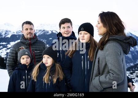 Fotos der Familie Kronprinz der Schultag der Kinder beginnt an der Lemania-Verbier International School in Verbier, Schweiz. Die Kinder des Kronprinzen-Paares Königliche Hoheiten Prinz Christian, Prinzessin Isabella, Prinz Vincent und Prinzessin Josephine beginnen am Montag, den 6. Januar 2020, ein 12-wöchiges Schulprogramm an der Lemania-Verbier International School in der Schweiz. Hinweis: Die Verteilung über Newswire erfolgt nur in Dänemark. Der internationale Vertrieb erfolgt auf provisionsbasis. Stockfoto