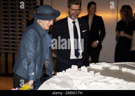 Königin Margrethe und Oberbürgermeister von Kopenhagen, Frank Jensen, beobachten das Modell des Museums von Kopenhagen. Queen Margrethe eröffnet das neue Museum von Kopenhagen am Freitag, den 7. 2020. Februar. Das Museum von Kopenhagen wurde in neuen Räumlichkeiten wiedereröffnet. Das Gebäude wurde renoviert, so dass die Flure und Zimmer wie 1894 aussehen. (Foto: Ida Guldbæk Arentsen / Ritzau Scanpix) Stockfoto