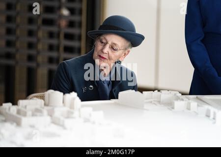 Königin Margrethe beobachtet das Modell des Museums von Kopenhagen. Queen Margrethe eröffnet das neue Museum von Kopenhagen am Freitag, den 7. 2020. Februar. Das Museum von Kopenhagen wurde in neuen Räumlichkeiten wiedereröffnet. Das Gebäude wurde renoviert, so dass die Flure und Zimmer wie 1894 aussehen. (Foto: Ida Guldbæk Arentsen / Ritzau Scanpix) Stockfoto