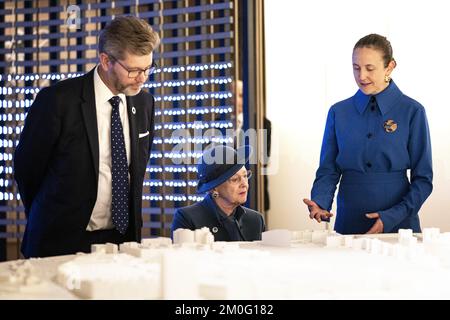 Königin Margrethe und Oberbürgermeister von Kopenhagen, Frank Jensen, beobachten das Modell des Museums von Kopenhagen. Queen Margrethe eröffnet das neue Museum von Kopenhagen am Freitag, den 7. 2020. Februar. Das Museum von Kopenhagen wurde in neuen Räumlichkeiten wiedereröffnet. Das Gebäude wurde renoviert, so dass die Flure und Zimmer wie 1894 aussehen. (Foto: Ida Guldbæk Arentsen / Ritzau Scanpix) Stockfoto