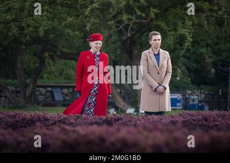 Königin Margrethe und die dänische Premierministerin Mette Frederiksen legten zum Gedenken an die gefallenen Widerstandskämpfer von WW2 am 75.. Jahrestag der Befreiung Dänemarks Kränze in "Mindelunden" (Gedenkstätte) in Hellerup, nördlich von Kopenhagen. Montag, 4. Mai 2020. Stockfoto