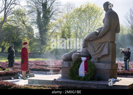 Königin Margrethe legt Kränze zu Ehren der gefallenen Widerstandskämpfer von WW2, am 75.. Jahrestag der Befreiung Dänemarks, in „Mindelunden“ (Gedenkstätte) in Hellerup, nördlich von Kopenhagen. Montag, 4. Mai 2020. Stockfoto