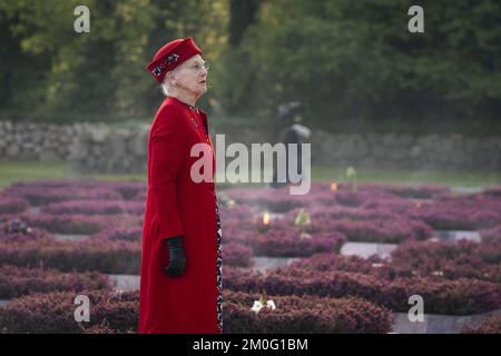 Königin Margrethe legt Kränze zu Ehren der gefallenen Widerstandskämpfer von WW2, am 75.. Jahrestag der Befreiung Dänemarks, in „Mindelunden“ (Gedenkstätte) in Hellerup, nördlich von Kopenhagen. Montag, 4. Mai 2020. Stockfoto