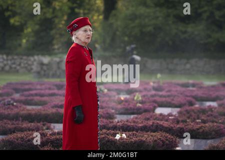 Königin Margrethe legt Kränze zu Ehren der gefallenen Widerstandskämpfer von WW2, am 75.. Jahrestag der Befreiung Dänemarks, in „Mindelunden“ (Gedenkstätte) in Hellerup, nördlich von Kopenhagen. Montag, 4. Mai 2020. Stockfoto