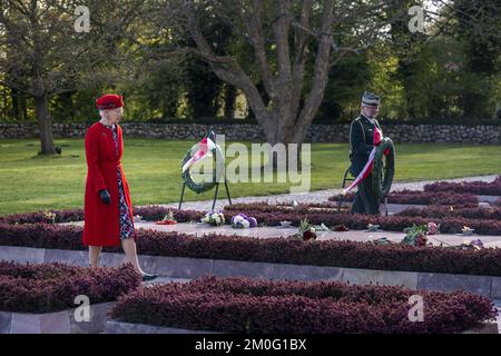 Königin Margrethe legt Kränze zu Ehren der gefallenen Widerstandskämpfer von WW2, am 75.. Jahrestag der Befreiung Dänemarks, in „Mindelunden“ (Gedenkstätte) in Hellerup, nördlich von Kopenhagen. Montag, 4. Mai 2020. Stockfoto