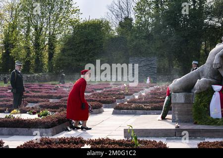 Königin Margrethe legt Kränze zu Ehren der gefallenen Widerstandskämpfer von WW2, am 75.. Jahrestag der Befreiung Dänemarks, in „Mindelunden“ (Gedenkstätte) in Hellerup, nördlich von Kopenhagen. Montag, 4. Mai 2020. Stockfoto