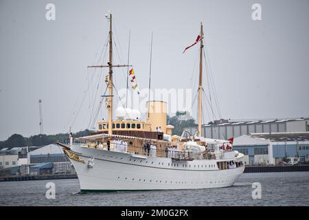 Königin Margrethe kommt in Aalborg an Bord der königlichen Yacht Dannebrog am Montag, den 26. Juli 2021. Die dänische königliche Yacht Dannebrog ist nach Motorproblemen Anfang Juli wieder in See geflogen. Am Samstag ging die Königin in Kopenhagen an Bord des Schiffes. Am Sonntag segelte Dannebrog nach Aalborg in Nordjütland. Und am Montag kamen Königin Margrethe und Dannebrog in Aalborg an. Die geplante Reise der Königin nach Grönland wurde aufgrund der derzeitigen COVID-19-Infektionsraten verschoben. Stattdessen wird die Queen jetzt in der königlichen Jagdhütte in Trend in Himmerland übernachten. (Foto: Henning Bagger/Ritzau Scanpix) Stockfoto