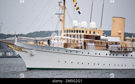 Königin Margrethe kommt in Aalborg an Bord der königlichen Yacht Dannebrog am Montag, den 26. Juli 2021. Die dänische königliche Yacht Dannebrog ist nach Motorproblemen Anfang Juli wieder in See geflogen. Am Samstag ging die Königin in Kopenhagen an Bord des Schiffes. Am Sonntag segelte Dannebrog nach Aalborg in Nordjütland. Und am Montag kamen Königin Margrethe und Dannebrog in Aalborg an. Die geplante Reise der Königin nach Grönland wurde aufgrund der derzeitigen COVID-19-Infektionsraten verschoben. Stattdessen wird die Queen jetzt in der königlichen Jagdhütte in Trend in Himmerland übernachten. (Foto: Henning Bagger/Ritzau Scanpix) Stockfoto