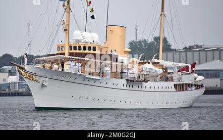 Königin Margrethe kommt in Aalborg an Bord der königlichen Yacht Dannebrog am Montag, den 26. Juli 2021. Die dänische königliche Yacht Dannebrog ist nach Motorproblemen Anfang Juli wieder in See geflogen. Am Samstag ging die Königin in Kopenhagen an Bord des Schiffes. Am Sonntag segelte Dannebrog nach Aalborg in Nordjütland. Und am Montag kamen Königin Margrethe und Dannebrog in Aalborg an. Die geplante Reise der Königin nach Grönland wurde aufgrund der derzeitigen COVID-19-Infektionsraten verschoben. Stattdessen wird die Queen jetzt in der königlichen Jagdhütte in Trend in Himmerland übernachten. (Foto: Henning Bagger/Ritzau Scanpix) Stockfoto