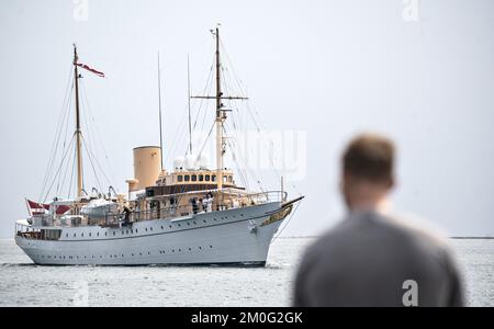 Königin Margrethe kommt in Aalborg an Bord der königlichen Yacht Dannebrog am Montag, den 26. Juli 2021. Die dänische königliche Yacht Dannebrog ist nach Motorproblemen Anfang Juli wieder in See geflogen. Am Samstag ging die Königin in Kopenhagen an Bord des Schiffes. Am Sonntag segelte Dannebrog nach Aalborg in Nordjütland. Und am Montag kamen Königin Margrethe und Dannebrog in Aalborg an. Die geplante Reise der Königin nach Grönland wurde aufgrund der derzeitigen COVID-19-Infektionsraten verschoben. Stattdessen wird die Queen jetzt in der königlichen Jagdhütte in Trend in Himmerland übernachten. (Foto: Henning Bagger/Ritzau Scanpix) Stockfoto