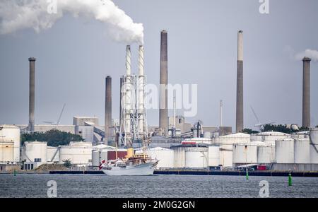 Königin Margrethe kommt in Aalborg an Bord der königlichen Yacht Dannebrog am Montag, den 26. Juli 2021. Die dänische königliche Yacht Dannebrog ist nach Motorproblemen Anfang Juli wieder in See geflogen. Am Samstag ging die Königin in Kopenhagen an Bord des Schiffes. Am Sonntag segelte Dannebrog nach Aalborg in Nordjütland. Und am Montag kamen Königin Margrethe und Dannebrog in Aalborg an. Die geplante Reise der Königin nach Grönland wurde aufgrund der derzeitigen COVID-19-Infektionsraten verschoben. Stattdessen wird die Queen jetzt in der königlichen Jagdhütte in Trend in Himmerland übernachten. (Foto: Henning Bagger/Ritzau Scanpix) Stockfoto