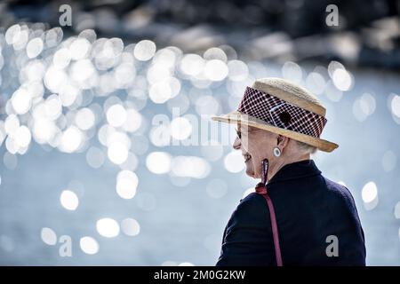 Königin Margrethe besucht die Gemeinde Thisted während ihrer Sommerrundfahrt an Bord der Royal Yacht Dannebrog an der Westküste Jütlands. Montag, 30. August 2021. Bei ihrer Ankunft wurde die Königin vom Bürgermeister von Thisted Ulla Vestergaard begrüßt. Während des Tages besuchte die Königin das Bunkermuseum Hanstholm, das Nordeuropas größte Befestigungsanlagen aus dem Zweiten Weltkrieg, Dänemarks größte Wildnis Thy National Park am North Atlantic Lighthouse in Hanstholm, der Familienfarm Gyrup, wo sie eine Bio-Farm und eine Whisky-Destillerie betreiben. Später besuchte sie auch den beliebten Surfplatz Cold Hawaii Stockfoto