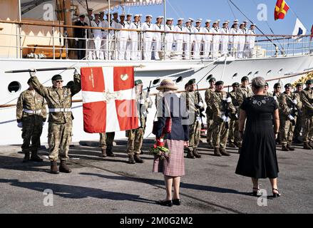 Königin Margrethe besucht die Gemeinde Thisted während ihrer Sommerrundfahrt an Bord der Royal Yacht Dannebrog an der Westküste Jütlands. Montag, 30. August 2021. Bei ihrer Ankunft wurde die Königin vom Bürgermeister von Thisted Ulla Vestergaard begrüßt. Während des Tages besuchte die Königin das Bunkermuseum Hanstholm, das Nordeuropas größte Befestigungsanlagen aus dem Zweiten Weltkrieg, Dänemarks größte Wildnis Thy National Park am North Atlantic Lighthouse in Hanstholm, der Familienfarm Gyrup, wo sie eine Bio-Farm und eine Whisky-Destillerie betreiben. Später besuchte sie auch den beliebten Surfplatz Cold Hawaii Stockfoto